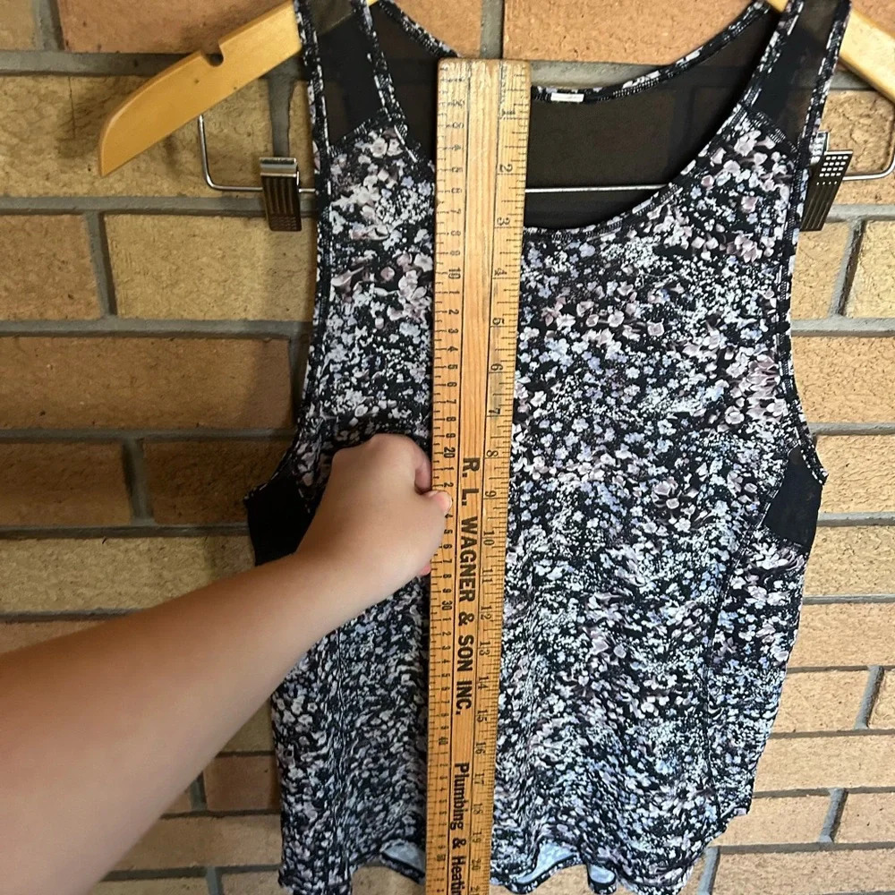 Lululemon Sculpt Racerback Tank II Black Mesh Floral Print Top Size 8 - Picture 4 of 5